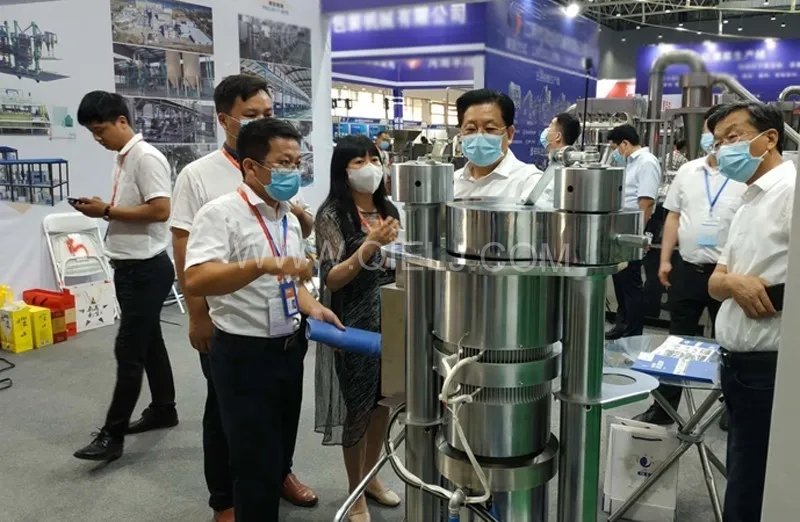 企鵝糧油機械榮獲第二十三屆中國農加工投洽會“優(yōu)秀裝備展示獎”(圖2) 企鵝糧油機械榮獲第二十三屆中國農加工投洽會“優(yōu)秀裝備展示獎”(圖2)
