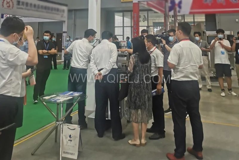 企鵝糧油機械榮獲第二十三屆中國農加工投洽會“優(yōu)秀裝備展示獎”(圖4) 企鵝糧油機械榮獲第二十三屆中國農加工投洽會“優(yōu)秀裝備展示獎”(圖4)